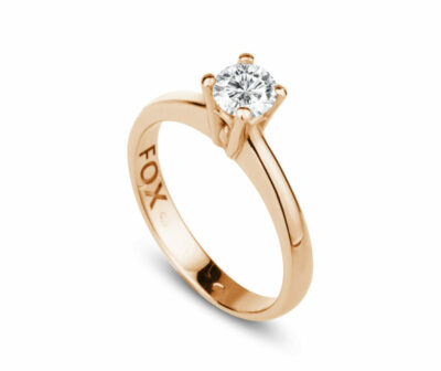 Zásnubní prsten značky FOX® 17 z růžového zlata, který je osazený jedním centrálním diamantem briliantového brusu.