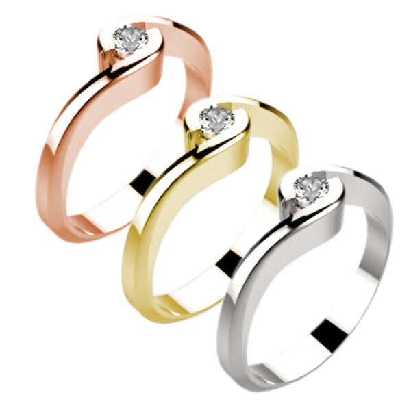 Zásnubní prsten značky FOX® 3 z bílého zlata, který je osazený jedním centrálním diamantem briliantového brusu. tři