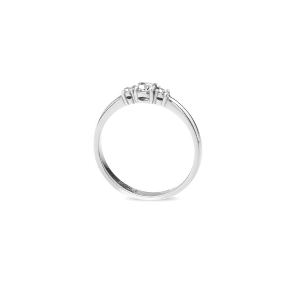 Zásnubní prsten značky FOX® 1 z bílého zlata, osazený celkem třemi diamanty briliantového brusu. zepředu