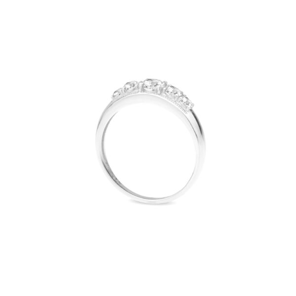 Zásnubní prsten značky FOX® 2 z bílého zlata, který je osazený celkem pěti diamanty briliantového brusu. zepředu