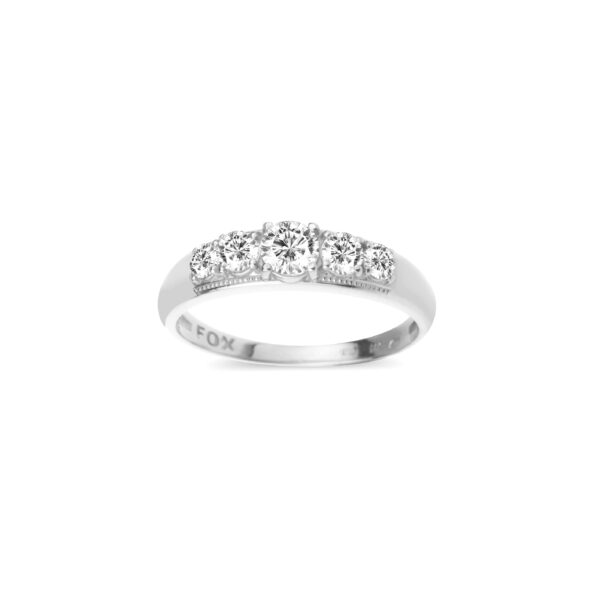 Zásnubní prsten značky FOX® 2 z bílého zlata, který je osazený celkem pěti diamanty briliantového brusu. shora
