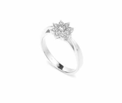 Zásnubní prsten značky FOX® 15 z bílého zlata, který je osazený drobnými diamanty briliantového brusu.