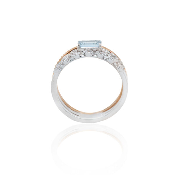 Nádherný zlatý prsten Bicolor s centrálním akvamarínem a dvěma řadami diamantů s briliantovým brusem. Bílé a žluté zlato v kombinaci s něžnou modrou barvou akvamarínu a duhovými odlesky diamantů vytváří harmonický obraz dokonalého šperku.