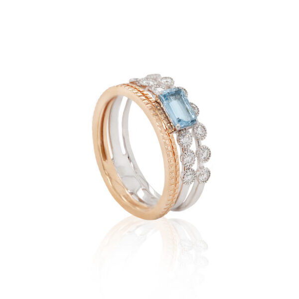 Nádherný zlatý prsten Bicolor s centrálním akvamarínem a dvěma řadami diamantů s briliantovým brusem. Bílé a žluté zlato v kombinaci s něžnou modrou barvou akvamarínu a duhovými odlesky diamantů vytváří harmonický obraz dokonalého šperku.