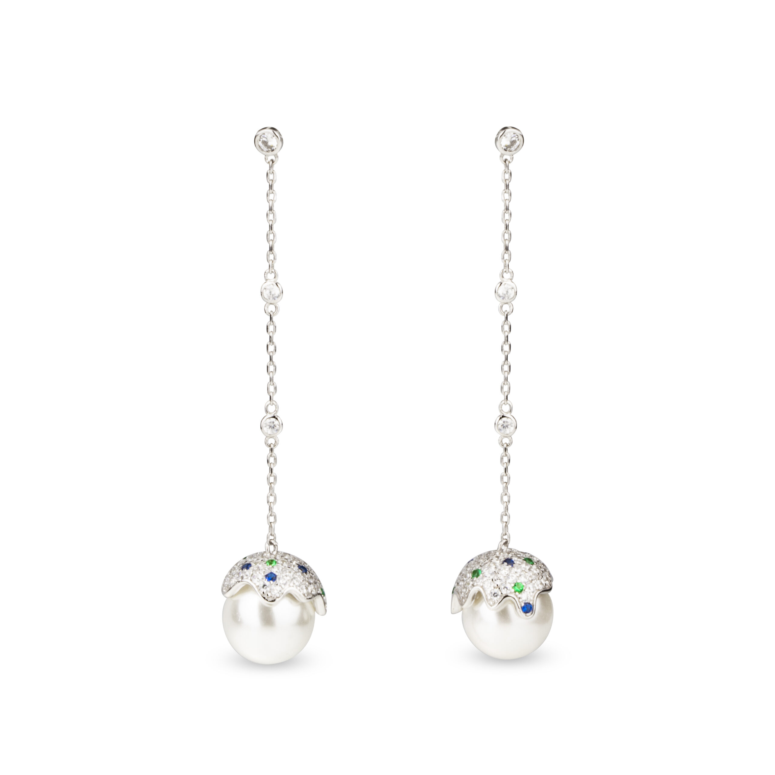 Luxusní náušnice s nádhernou přírodní perlou na závěsu elegantně doplňují diamanty, safíry a smaragdy s briliantovým brusem.