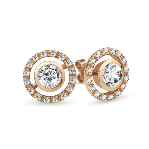 Luxusní zlaté náušnice Star s diamanty s briliantovým brusem se pyšní nádherně vybroušeným centrálním diamantem zasazeným do růžového zlata s jemným diamantovým okružím. Tato harmonická barevná kombinace doplněná duhovými odlesky diamantů propůjčuje šperku nádech luxusu a elegance pro každý den i pro zcela výjimečnou příležitost.